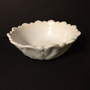 Vintage Idiana milk glass leaf design bowl